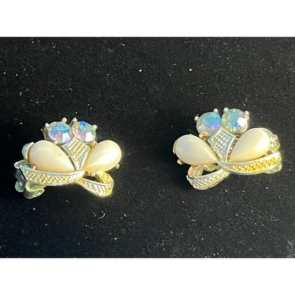 Stunning Vintage Clip On Earrings Faux Pearl Rhinestones Silver Tone Coquette - Picture 1 of 6